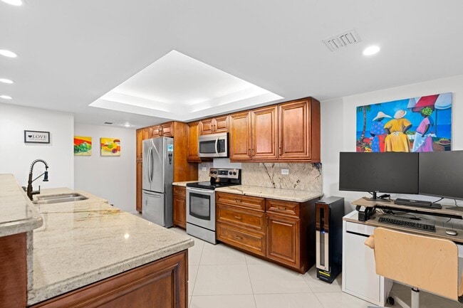 Building Photo - 825 Egret Cir