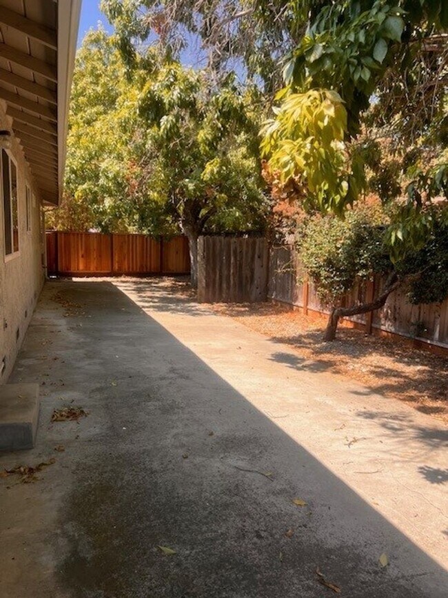 Building Photo - 1705 Foxworthy Ave