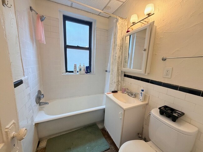 Building Photo - 64 Queensberry St