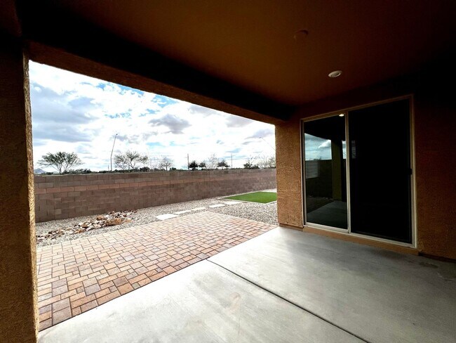 Building Photo - 4 Bedroom Home with 3-Car Garage in Gladde...