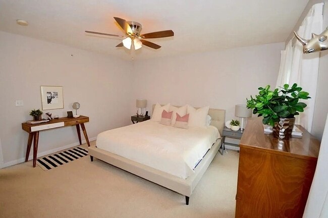 Building Photo - Large 2 BR w/ 1 Full and 2 Half Baths in Rockland