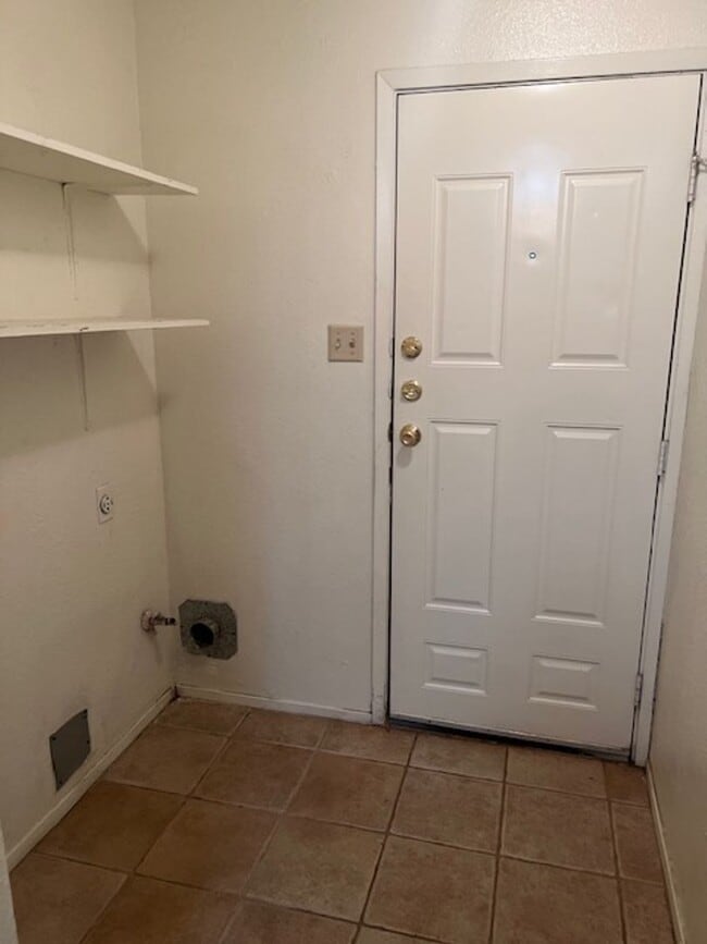 Building Photo - 932