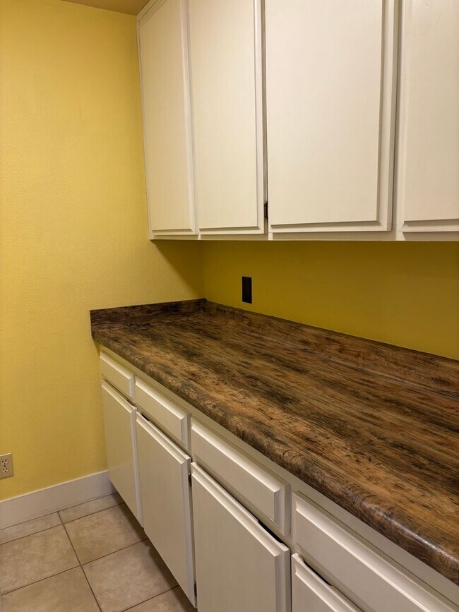 Building Photo - Large 4 Bedroom 3 bath Home, Plus Bonus Ro...