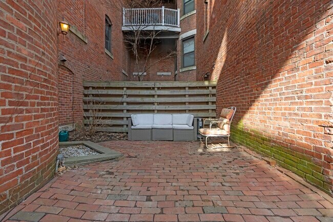 Building Photo - 84 Gainsborough St