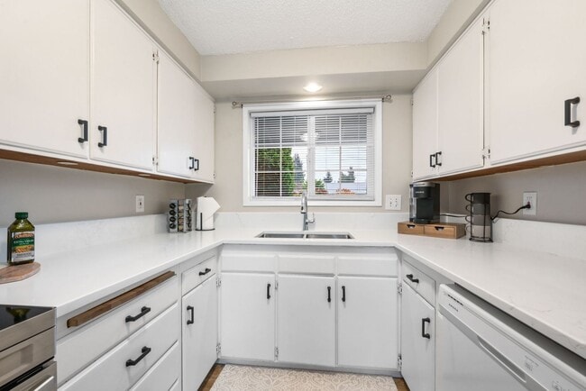 Building Photo - Beautifully updated 3 bedroom, 1 bath house in Eugene!