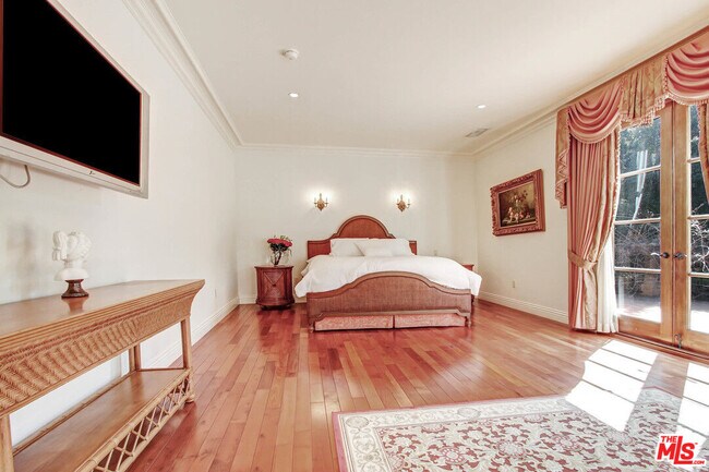 Building Photo - 725 Foothill Rd