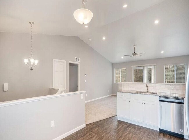 Building Photo - Beautiful family home in Fowlerville