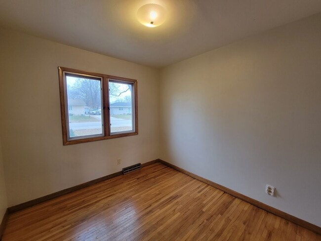 Building Photo - 4 Bed 2 Bath house for Rent!