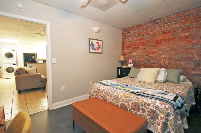 Building Photo - Stylish Apartment Living in the Heart of t...