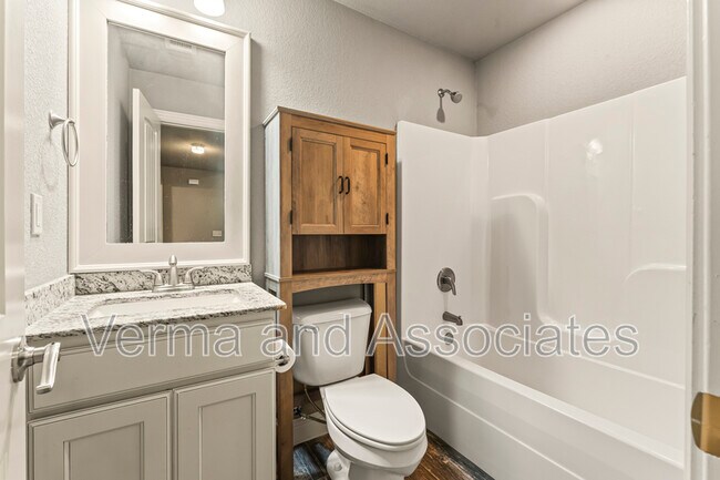 Building Photo - 3205 SW Riverstone Ave