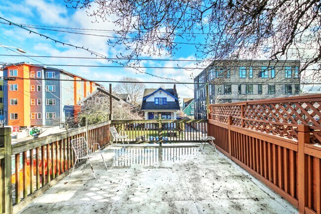 Building Photo - 8 Bedroom home in the Heart of the U-district