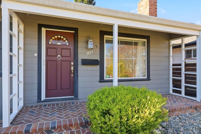 Building Photo - 954 Sunlite Dr