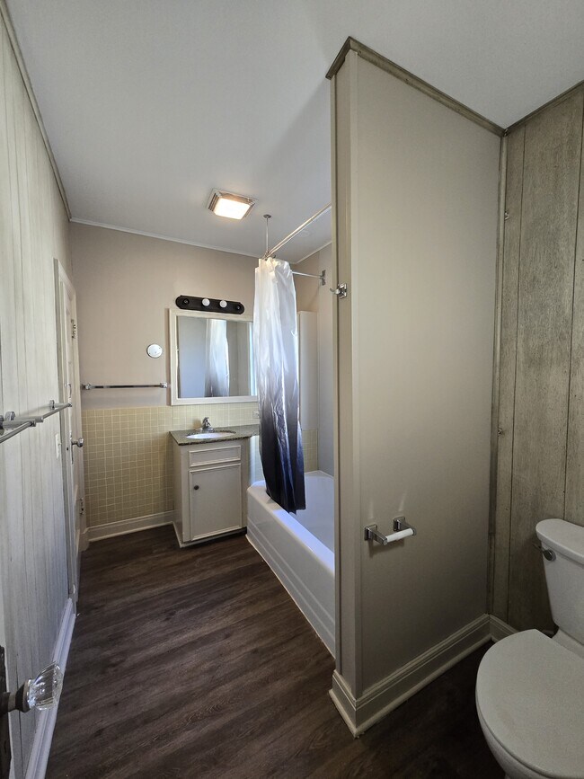 Building Photo - 517 S Vine St