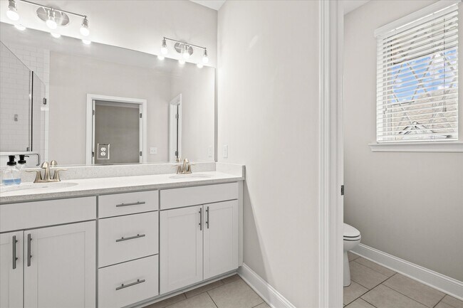 Building Photo - 545 Mirrormont Dr