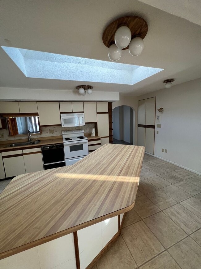 Building Photo - Spacious 3 Bedroom Home Available Septembe...