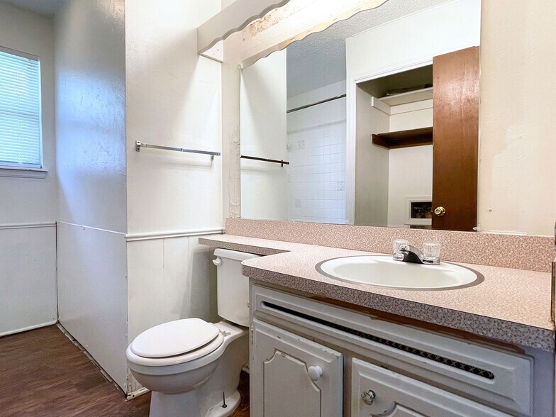 Building Photo - 4841 Newport Dr