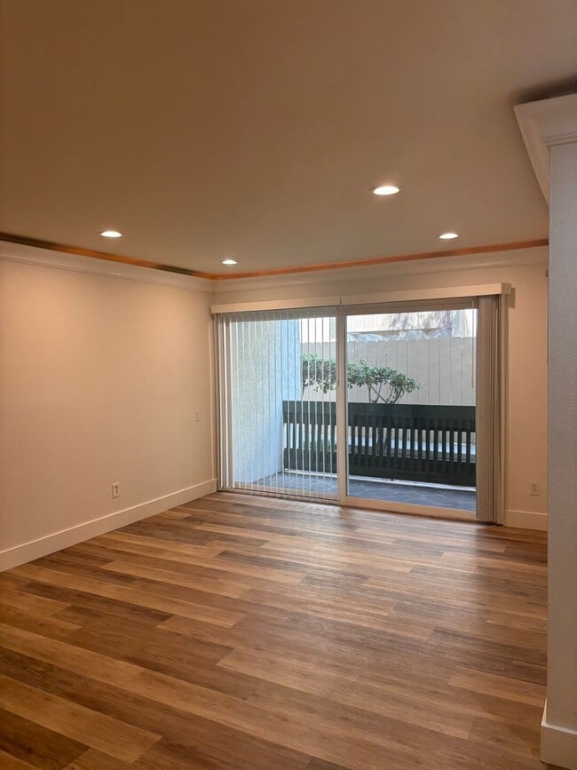 Building Photo - Bay Ho 3 Bd 2 Ba Corner first level Condo for lease