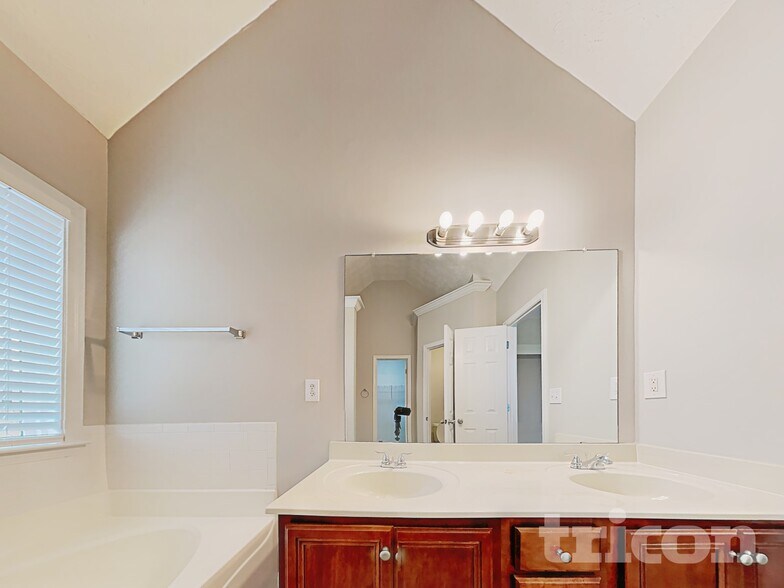 Building Photo - 110 Brooks Cir
