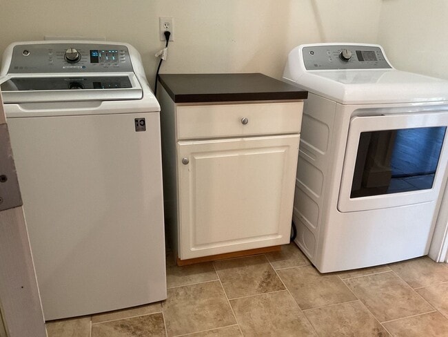 Building Photo - 4 Bedroom 2.5 Bathroom located in Old Mill...