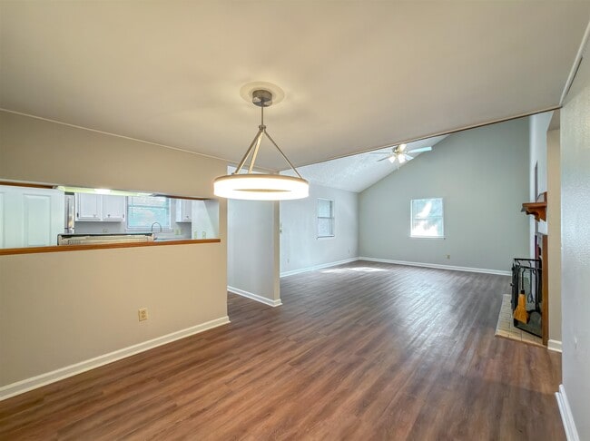 Building Photo - 1556 Twin Lakes Cir