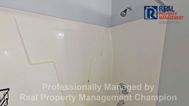 Building Photo - Immaculate 2 BD/2 BA Townhome with Open Floorplan and Split Bedrooms