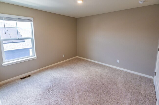 Building Photo - Stunning 4BR House in Berthoud