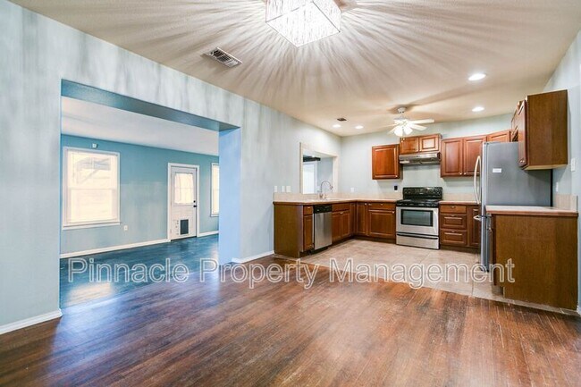 Building Photo - 2205 Live Oak St