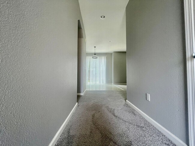 Building Photo - Turn Key 4 bedroom 2.5 bath in Brentwood!