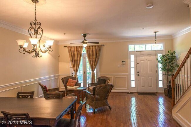 Building Photo - Beautiful 3 BR, 2 FB+2HB townhouse in King...