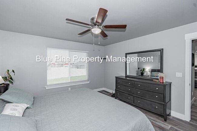 Building Photo - 3002 Sandy Dr