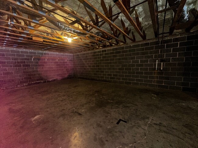 Building Photo - E. Morristown - 2 bed/1 bath duplex with b...