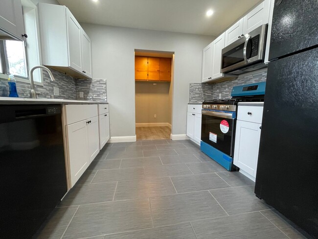 Building Photo - Newly Remodeled 2-Bedroom Home in Sacramento!