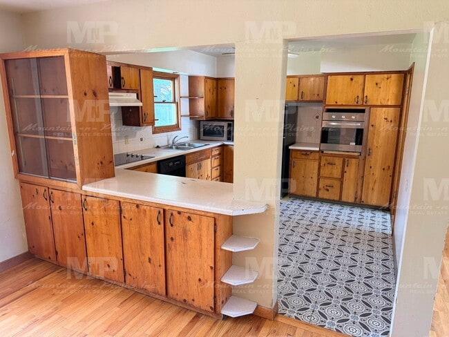 Building Photo - 1321 Lakewood Dr