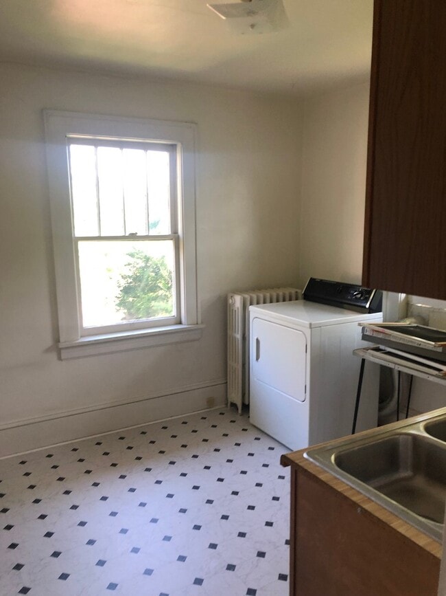 Building Photo - Wonderful 2 Bedroom 1.5 Bathroom