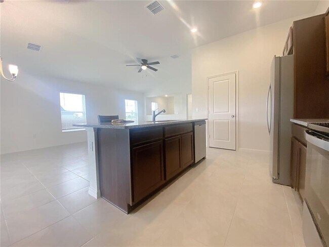 Building Photo - 1580 Kayla Cir