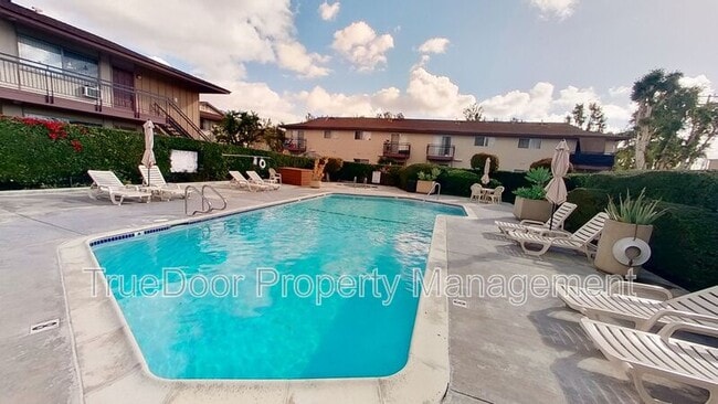 Building Photo - 533 N.Tustin Ave.