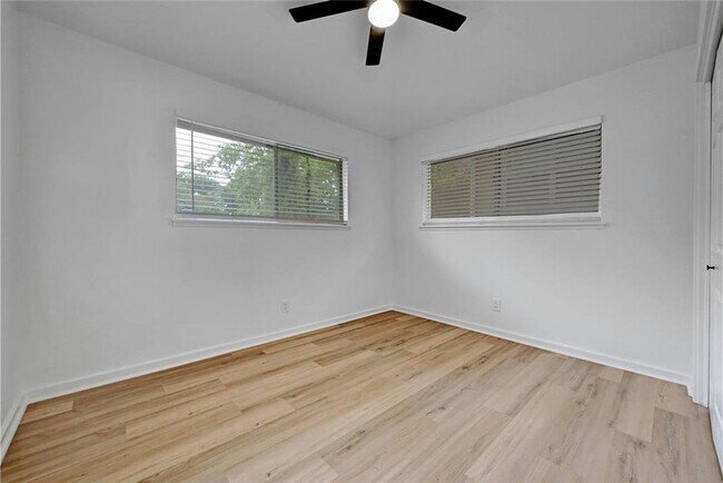 Building Photo - Fully updated 6 bed house!!! 1911 David!