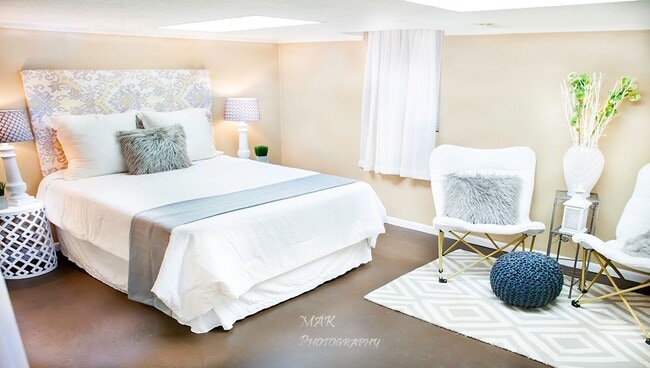 Building Photo - Spacious 6-Bedrooms, 2.5 - Bath Home by Ball State Campus! + 2 Car Garage