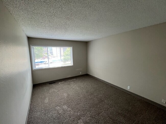 Building Photo - 2 Bedroom in Downtown Omaha