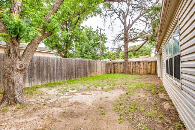 Building Photo - Pre Leasing for fall 2026! 4/3 in Medical District