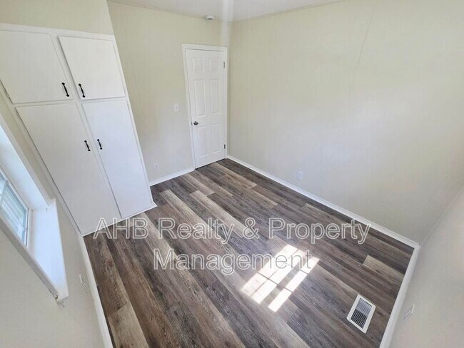 Building Photo - 1000 Camden St