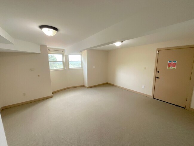 Building Photo - 5 Bedroom Home, 4.61 Acres, Available Near...