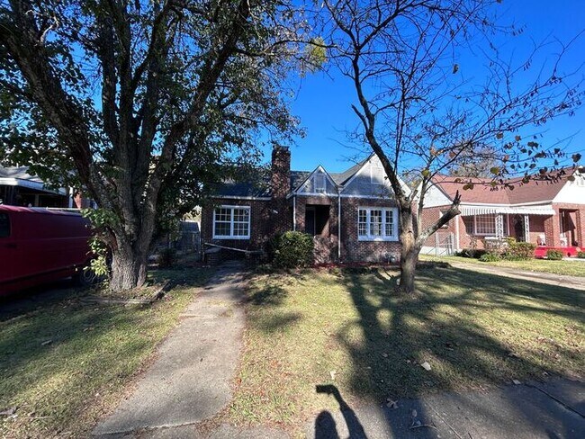 Building Photo - 3 Bed, 1 Bath Home with Fenced Yard / Pet-Friendly / Available Now!