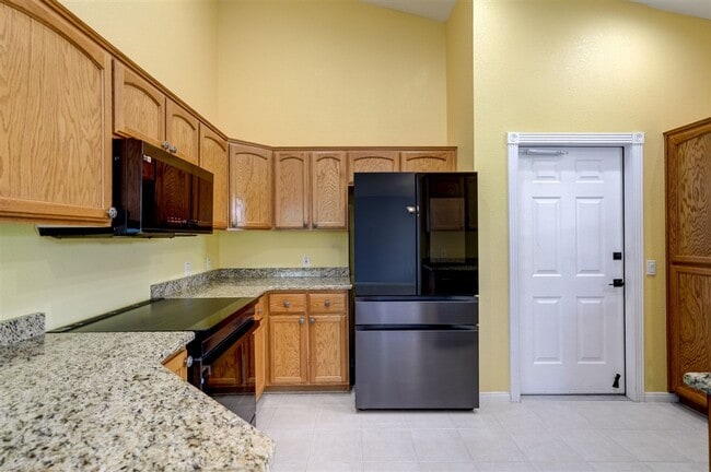 Building Photo - 2 bedroom, 2 bathroom home in Victorian Es...