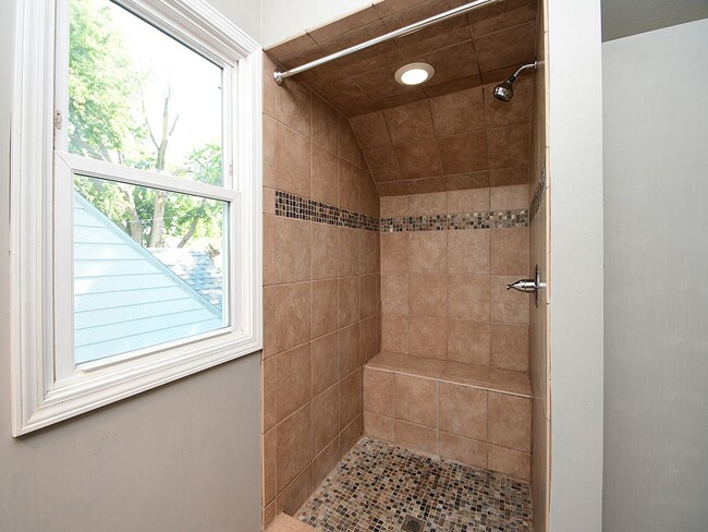 Building Photo - Elmwood Park Charmer