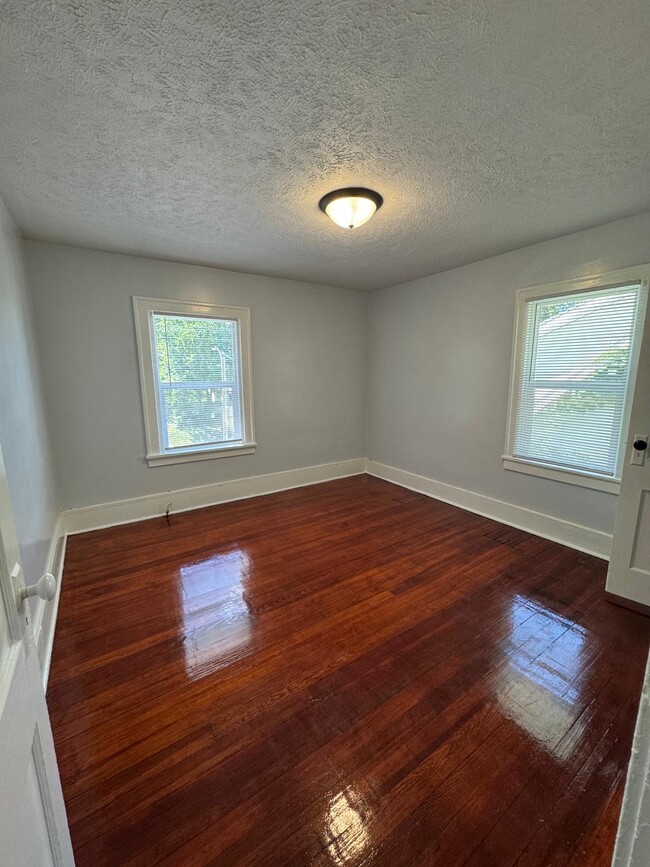 Building Photo - 401 Altgeld St
