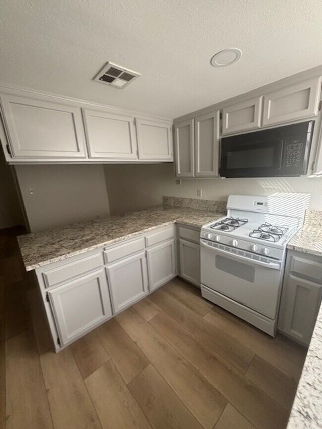 Building Photo - Newly Renovated 2-Bedroom Townhouse with 2...