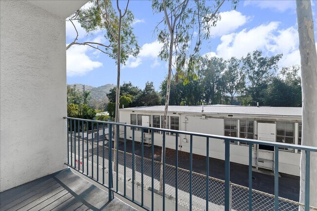 Building Photo - 4909 Sycamore Terrace