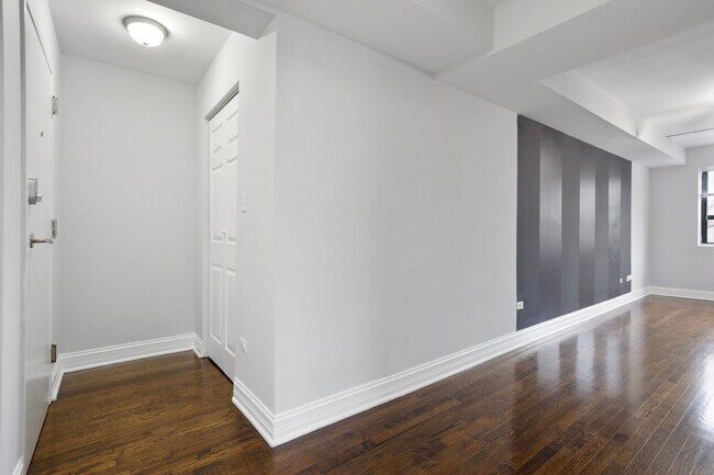 Building Photo - 7616 N Marshfield Ave