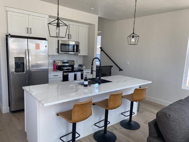 Building Photo - Breathtaking Desert Color 3 bed 2.5 bath townhome for rent!